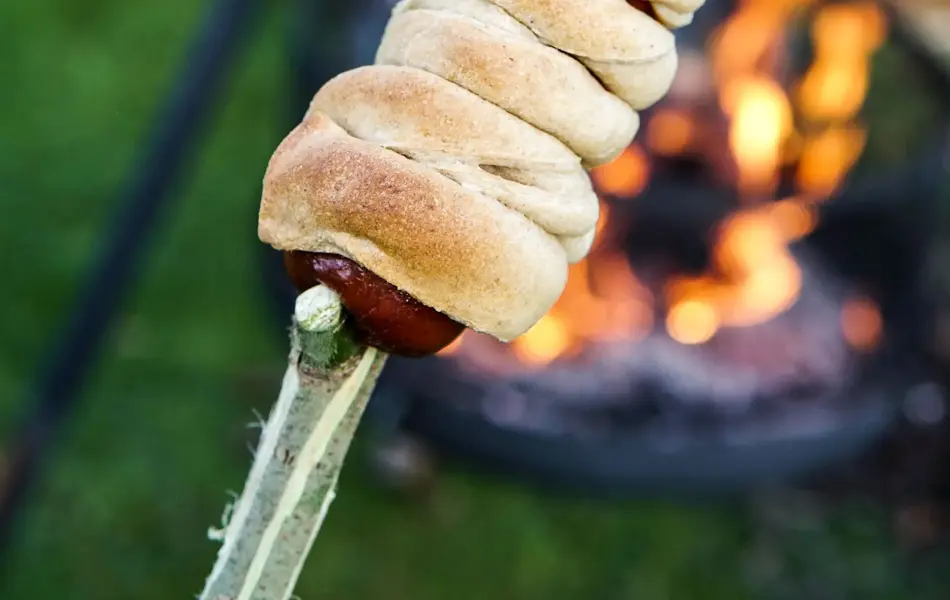 pølser og pinnebrød foran bål