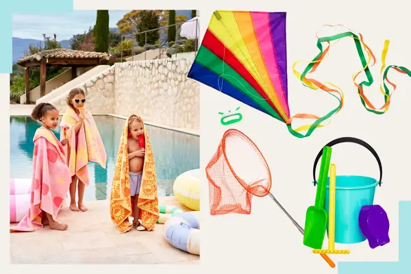 Tre barn med badehåndkle ved bassenget, drage, håv og strandsett med bøtte.