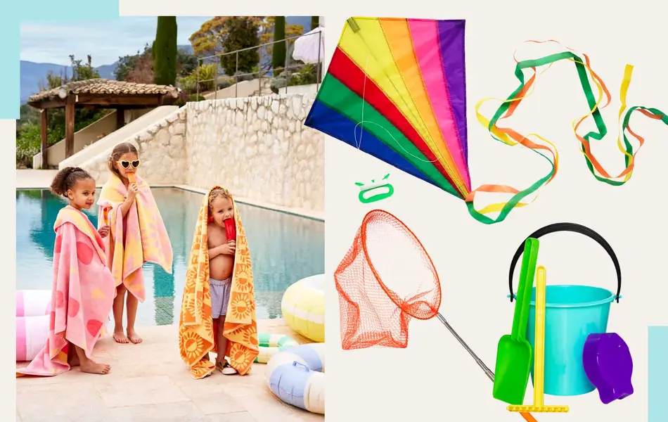 Tre barn med badehåndkle ved bassenget, drage, håv og strandsett med bøtte.