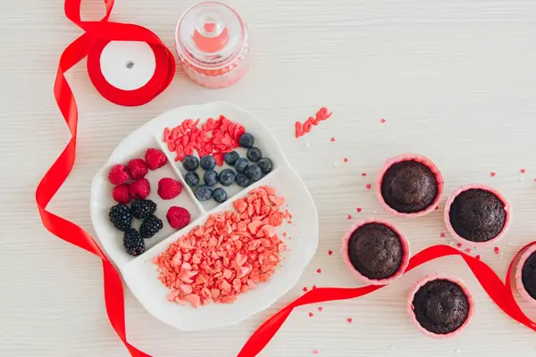 Ulike bærtyper og muffins, hvor sløyfe går gjennom