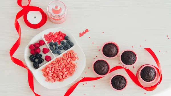 Ulike bærtyper og muffins, hvor sløyfe går gjennom