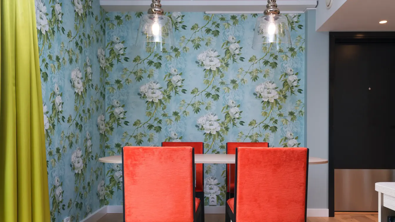 Spisebord og stoler i suite på Thon Hotel Tønsberg Brygge