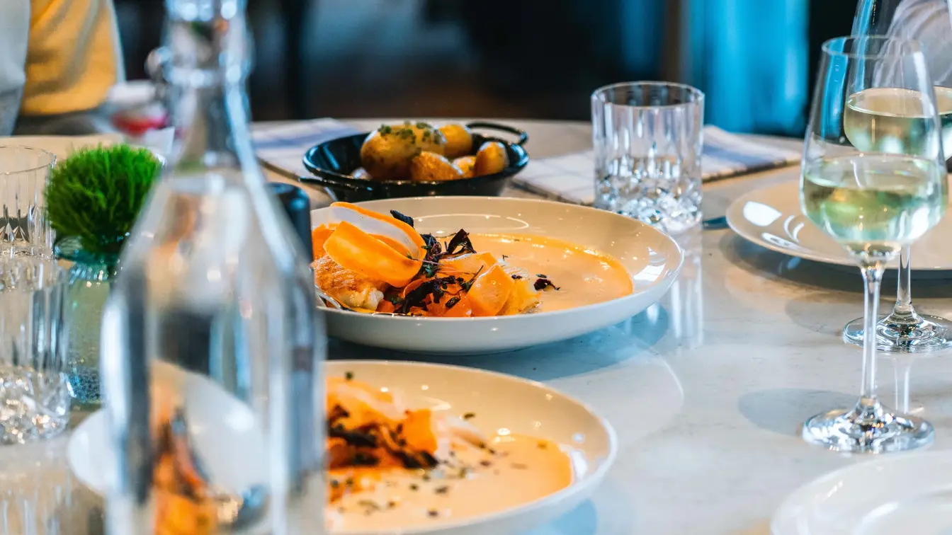 Middag, spisebord, hvit duk