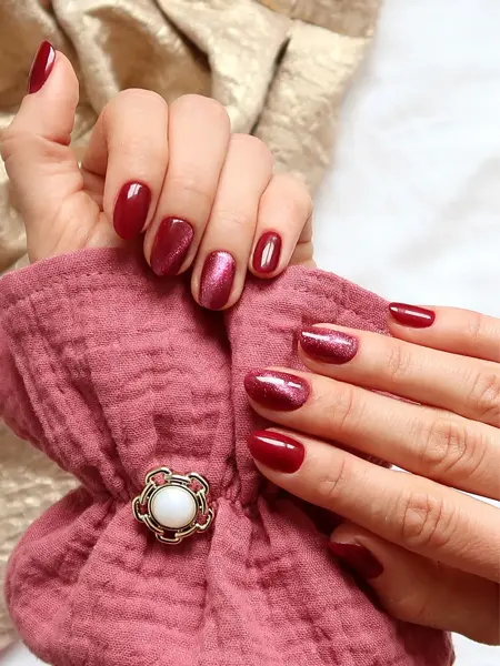 Person med lakkerte negler