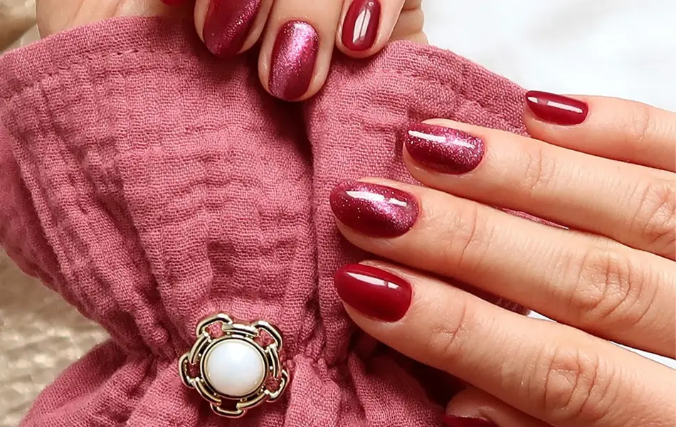 Person med lakkerte negler