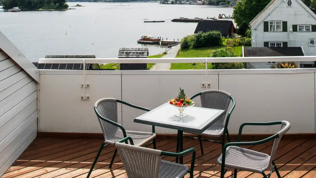 Veranda med utsikt mot vannet på toromsleilighet på Thon Hotel Sandven i Nordheimsund