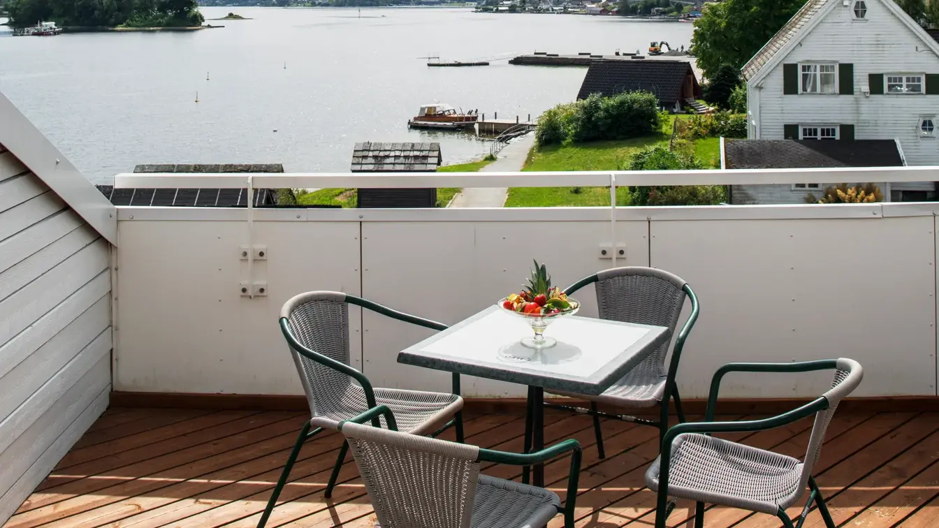 Veranda med utsikt mot vannet på toromsleilighet på Thon Hotel Sandven i Nordheimsund