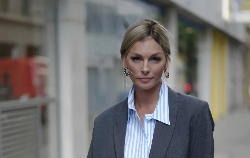 Bilde av kvinnelig modell utendørs på fortau.