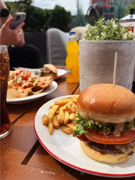 Hamburger på en tallerken