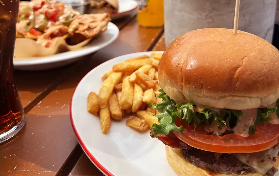 Hamburger på en tallerken