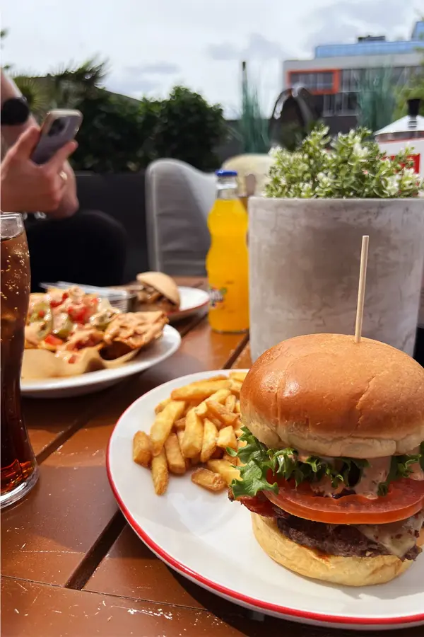 Hamburger på en tallerken