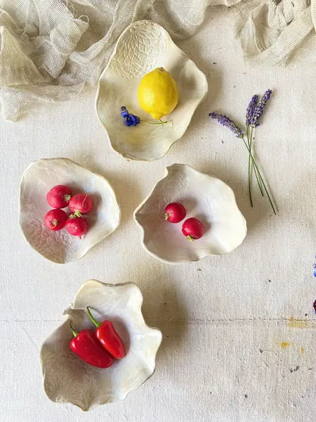 Asymmetriske skåler med grønnsaker