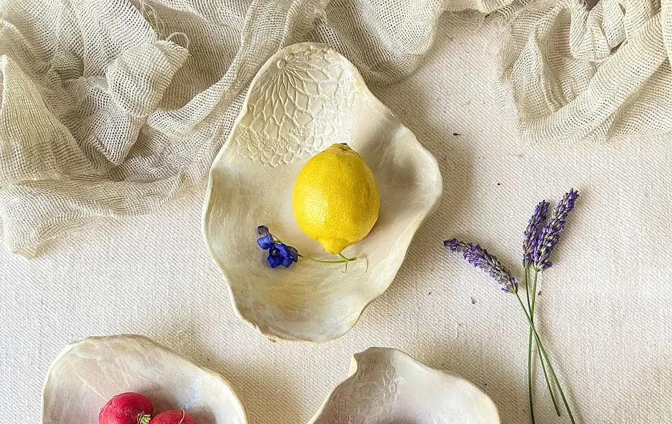 Asymmetriske skåler med grønnsaker