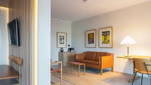 Stue med diverse møbler på suite