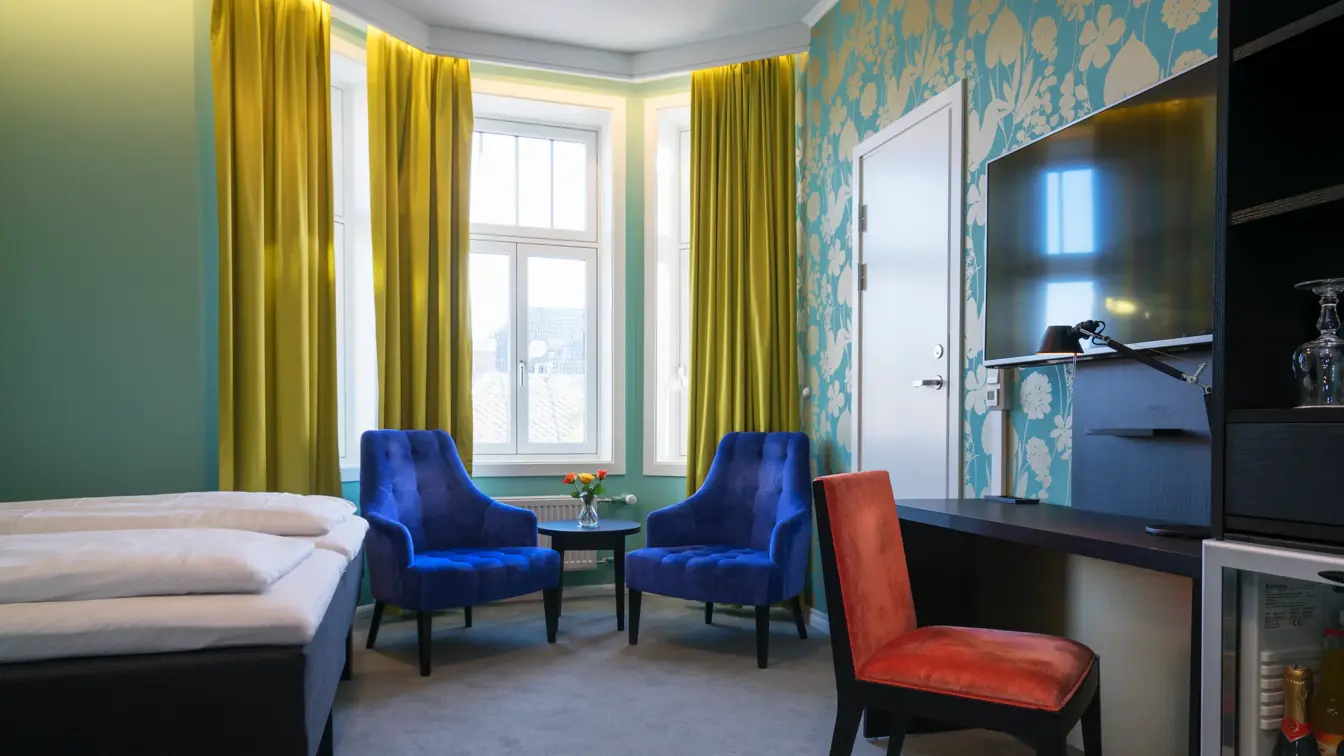 Skrivebord, TV og stoler i twin rom på Thon Hotel Nidaros