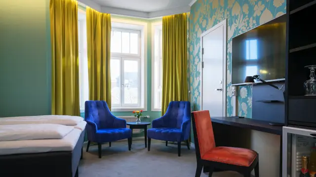 Skrivebord, TV og stoler i twin rom på Thon Hotel Nidaros