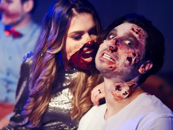 Par kledd ut som zombier på halloweenfest
