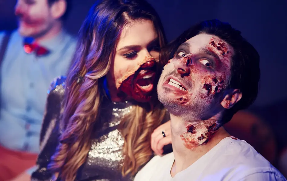 Par kledd ut som zombier på halloweenfest