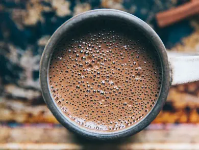 En kopp fylt med sjokoladekako sett ovenifra