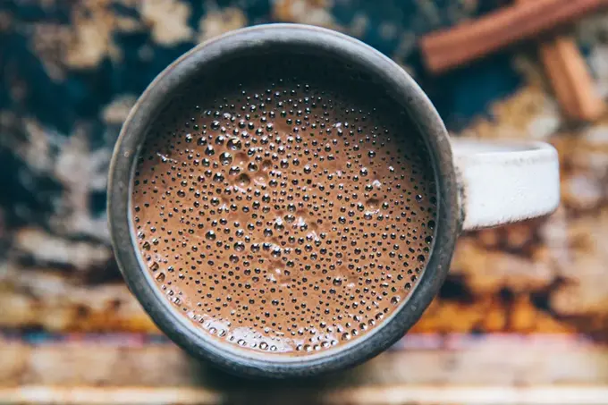 En kopp fylt med sjokoladekako sett ovenifra