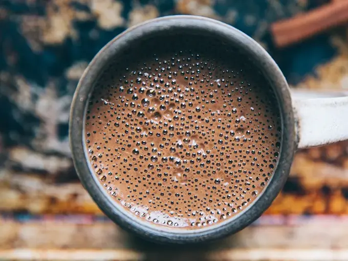 En kopp fylt med sjokoladekako sett ovenifra