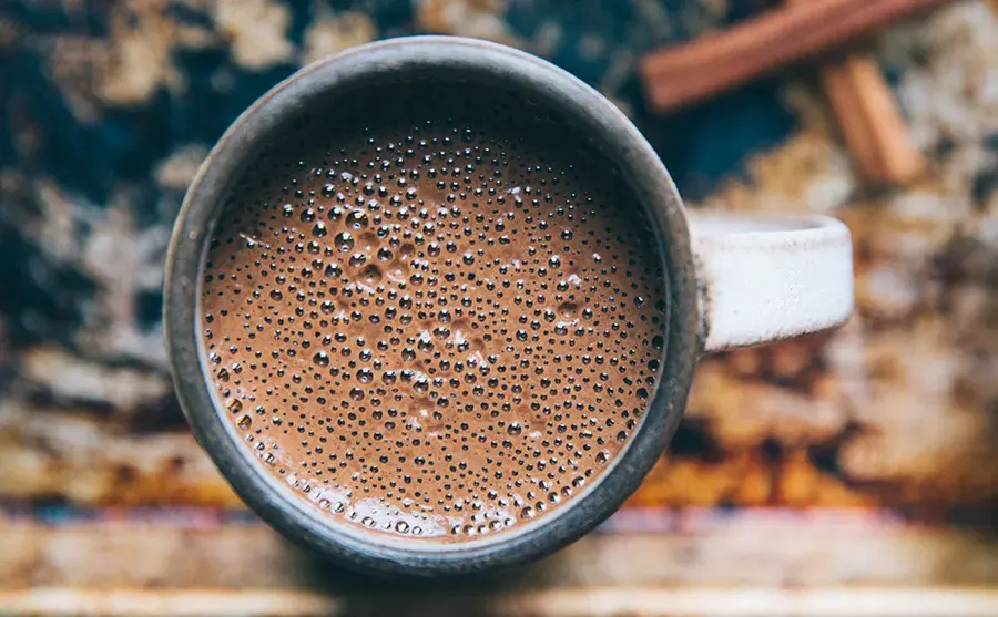 En kopp fylt med sjokoladekako sett ovenifra