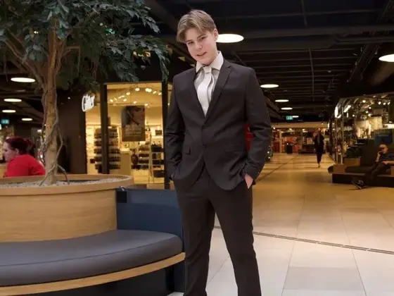 gutt i dress