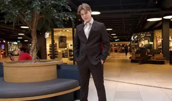 gutt i dress
