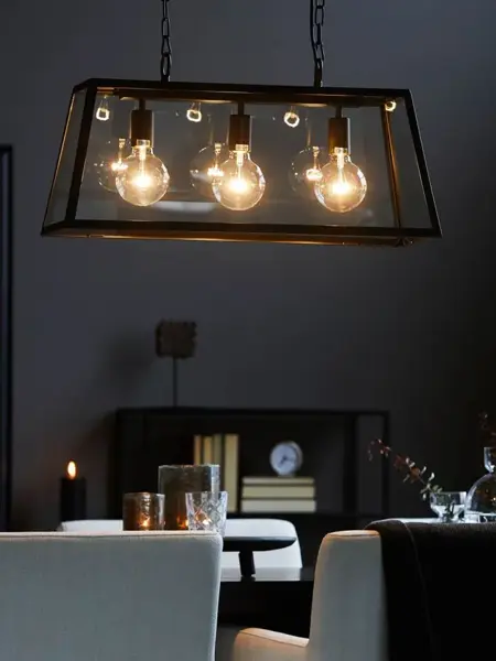 Sort taklampe over et spisebord.