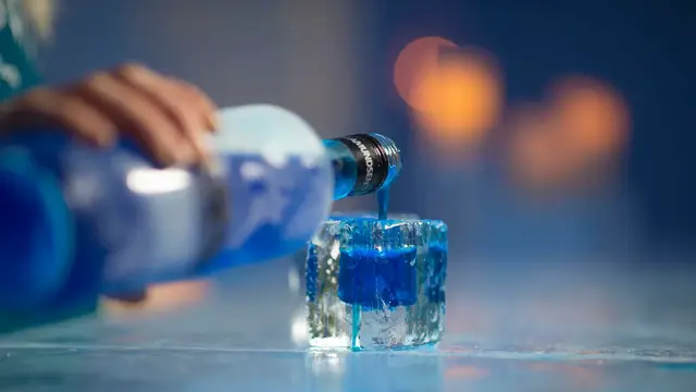 Blådrink av is på Sorrisniva Igloo Hotel