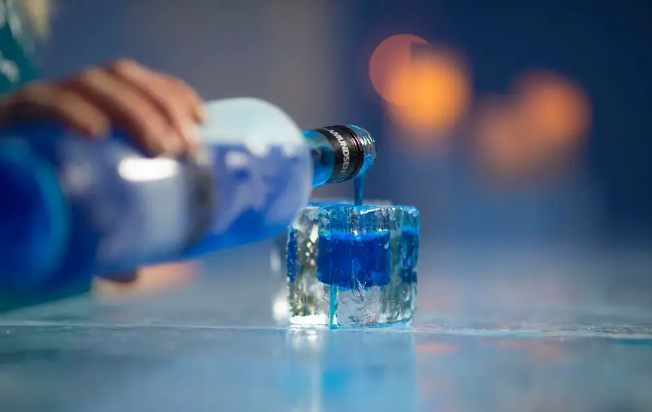 Blådrink av is på Sorrisniva Igloo Hotel