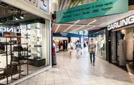 Bilde fra kjøpesenteret Arkaden i 1. etasje hvor man ser ulike butikkener.