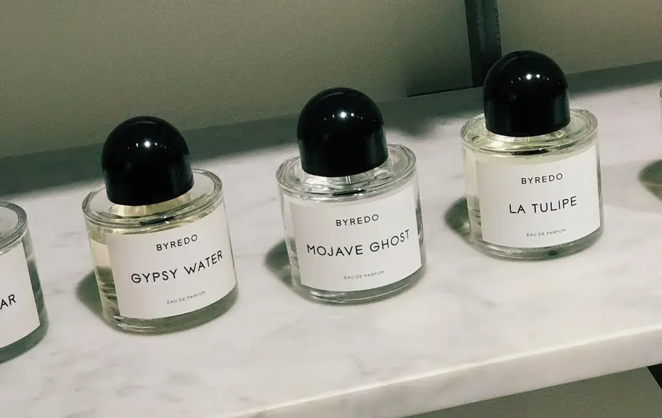 Nærbilde av flere parfymeflasker på rekke