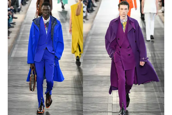 mann i knæsjblått antrekk, mann i lilla antrekk på catwalk