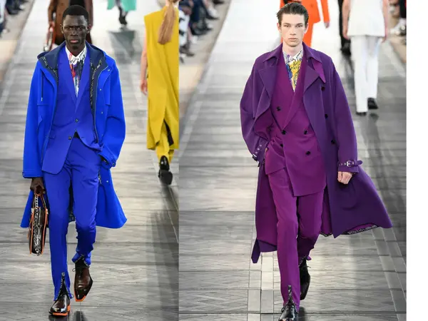 mann i knæsjblått antrekk, mann i lilla antrekk på catwalk