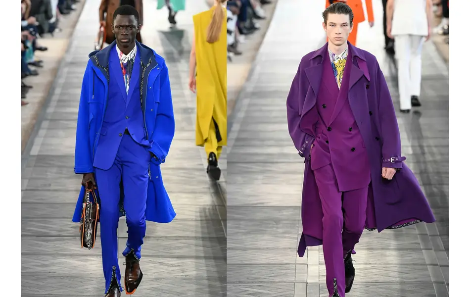 mann i knæsjblått antrekk, mann i lilla antrekk på catwalk