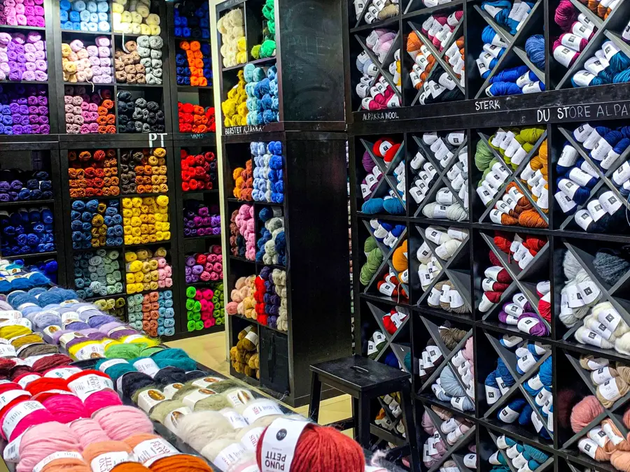 Hyller med garn i ulike farger