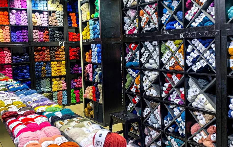 Hyller med garn i ulike farger