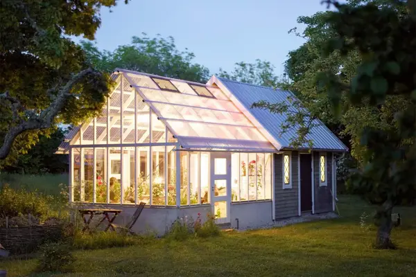 Belyst drivhus i skumringen