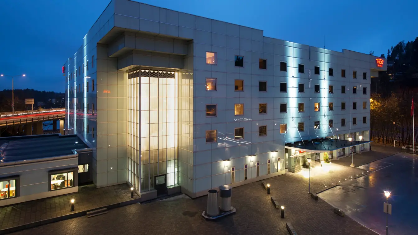 Fasade på kveldstid på Thon Hotel Oslofjord