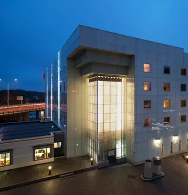 Fasade på kveldstid på Thon Hotel Oslofjord