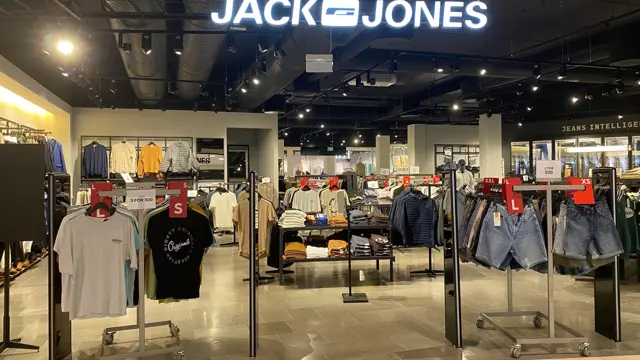 innendørs butikk med klær og skilt