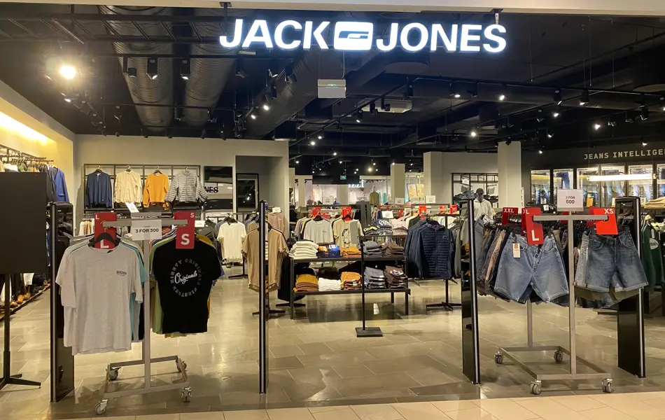 innendørs butikk med klær og skilt