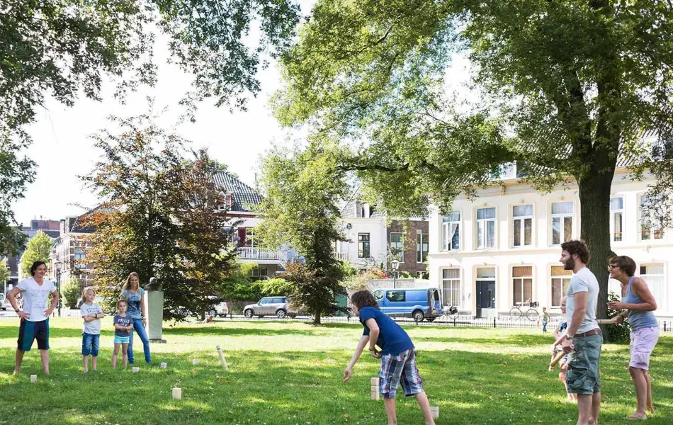 Barn og voksne som leker i en park