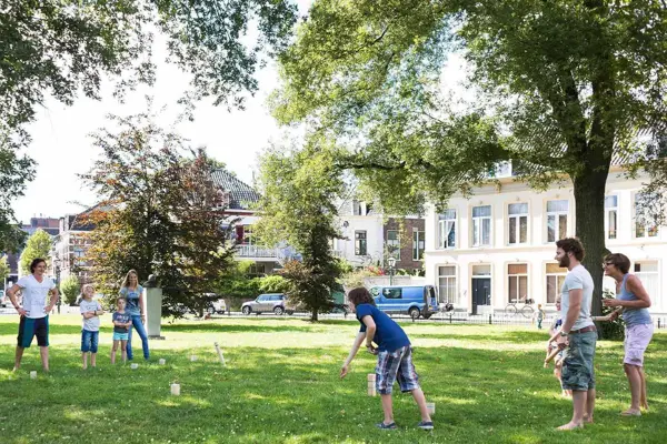 Barn og voksne som leker i en park