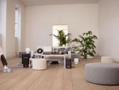 Jente sitter i et stort rom