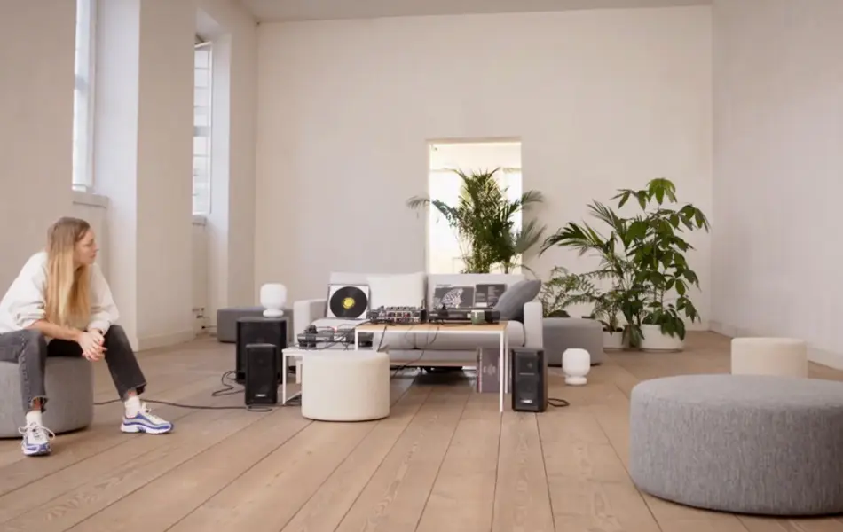 Jente sitter i et stort rom