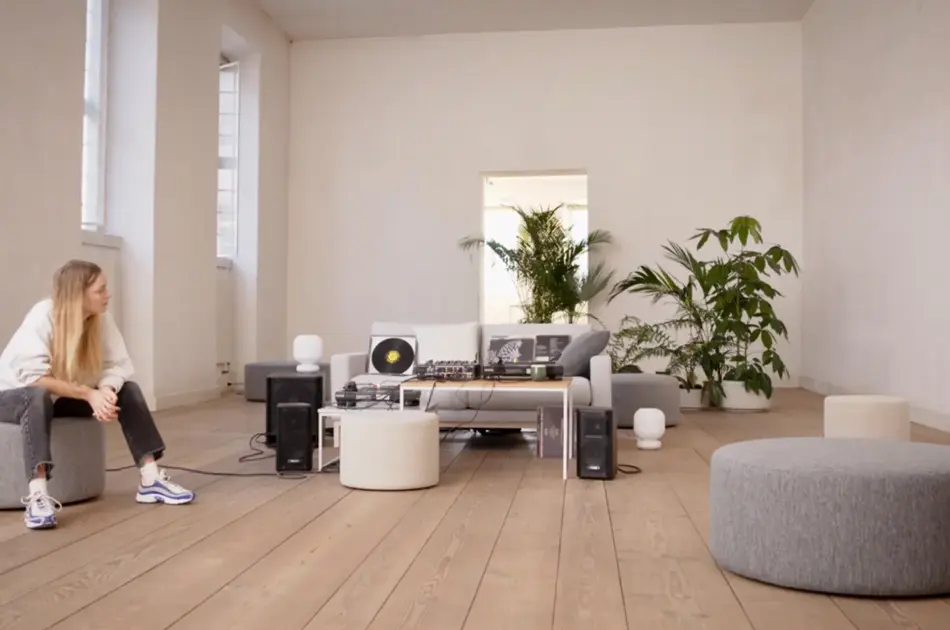 Jente sitter i et stort rom