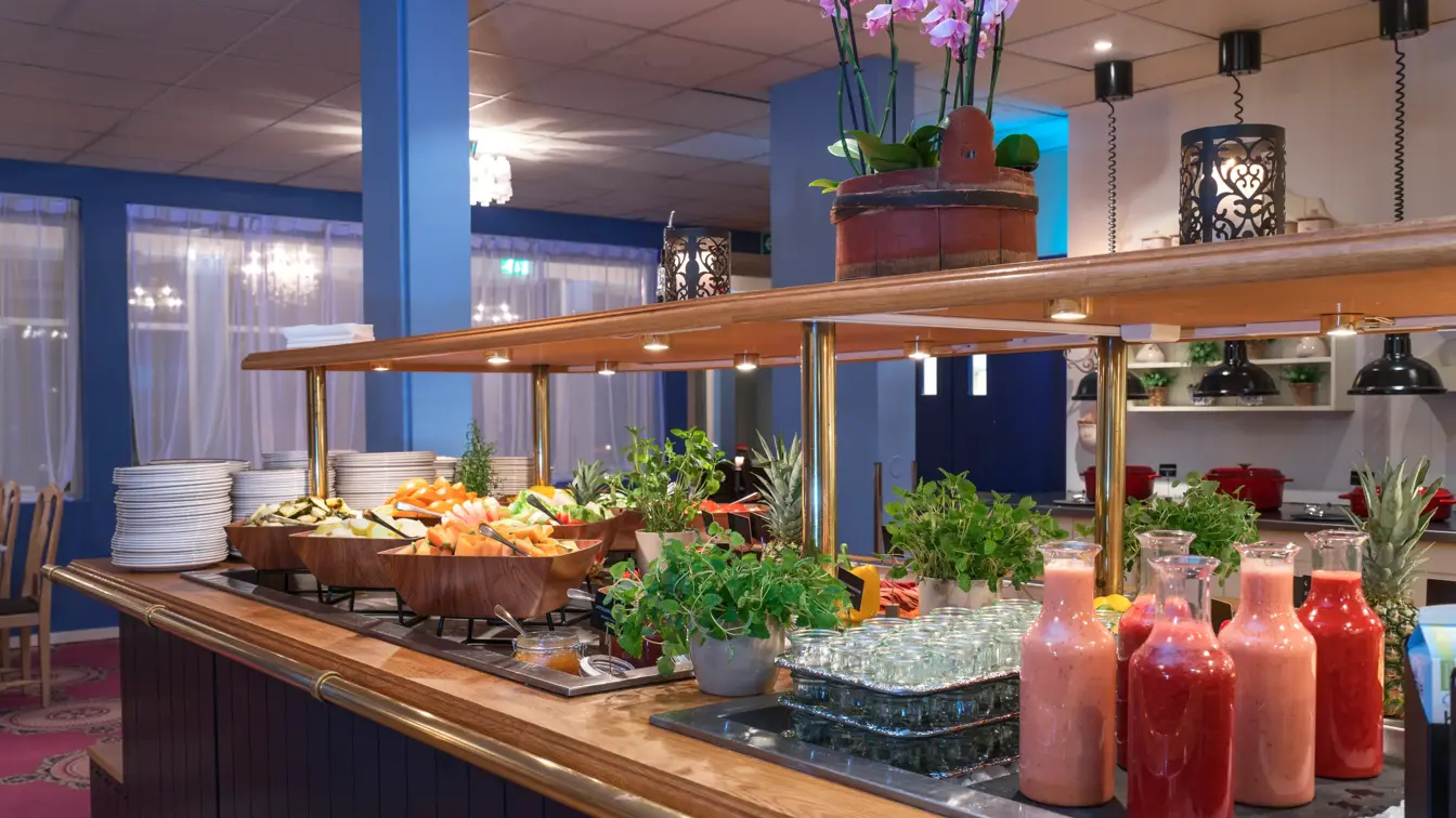 Buffet i restaurant med mye forskjellig pålegg, frukt og smoothie til frokosten på Thon Hotel Skeikampen