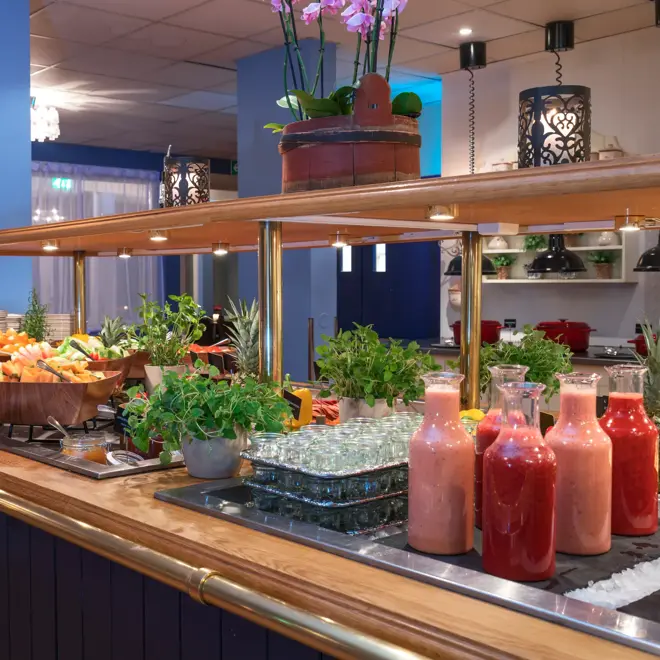 Buffet i restaurant med mye forskjellig pålegg, frukt og smoothie til frokosten på Thon Hotel Skeikampen